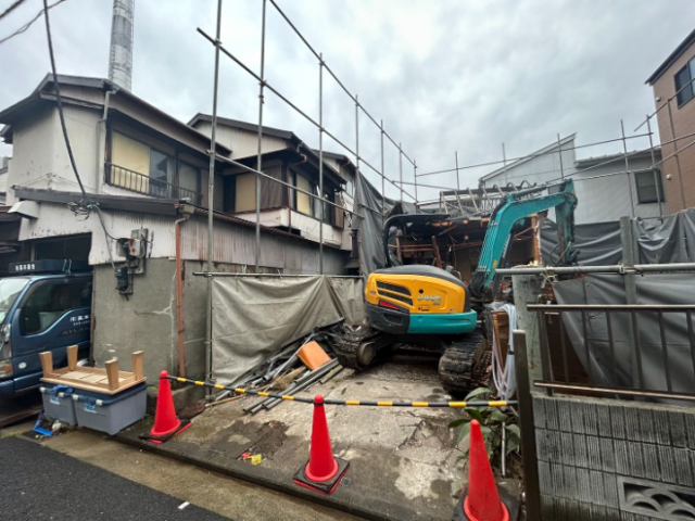 木造2階建て解体工事(神奈川県横浜市西区中央)工事中の様子です。